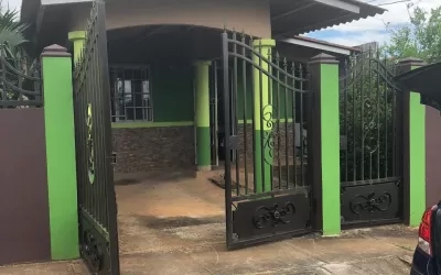 Se alquila casa de 3 recámaras ubicada en Villas del Bosque, Mañanitas
