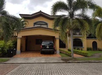Se vende casa de dos niveles y piscina, ubicada en Costa del Este